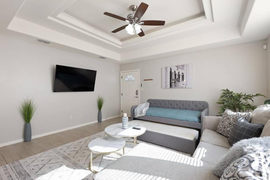 Cozy 3 Bed 2 Bath Apartment, Near Shopping Plazas, Expressway And Free Parking เอดินเบิร์ก ภายนอก รูปภาพ
