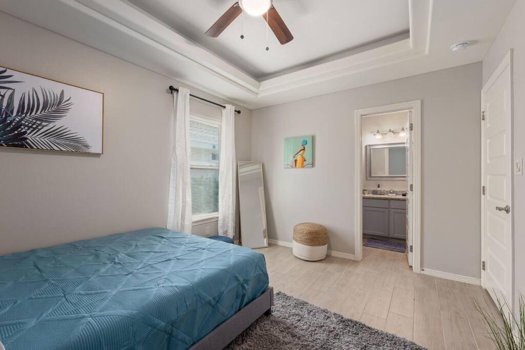 Cozy 3 Bed 2 Bath Apartment, Near Shopping Plazas, Expressway And Free Parking เอดินเบิร์ก ภายนอก รูปภาพ