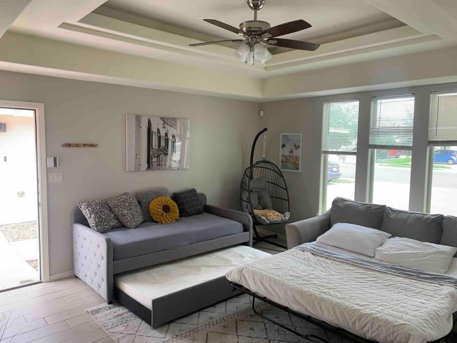 Cozy 3 Bed 2 Bath Apartment, Near Shopping Plazas, Expressway And Free Parking เอดินเบิร์ก ภายนอก รูปภาพ