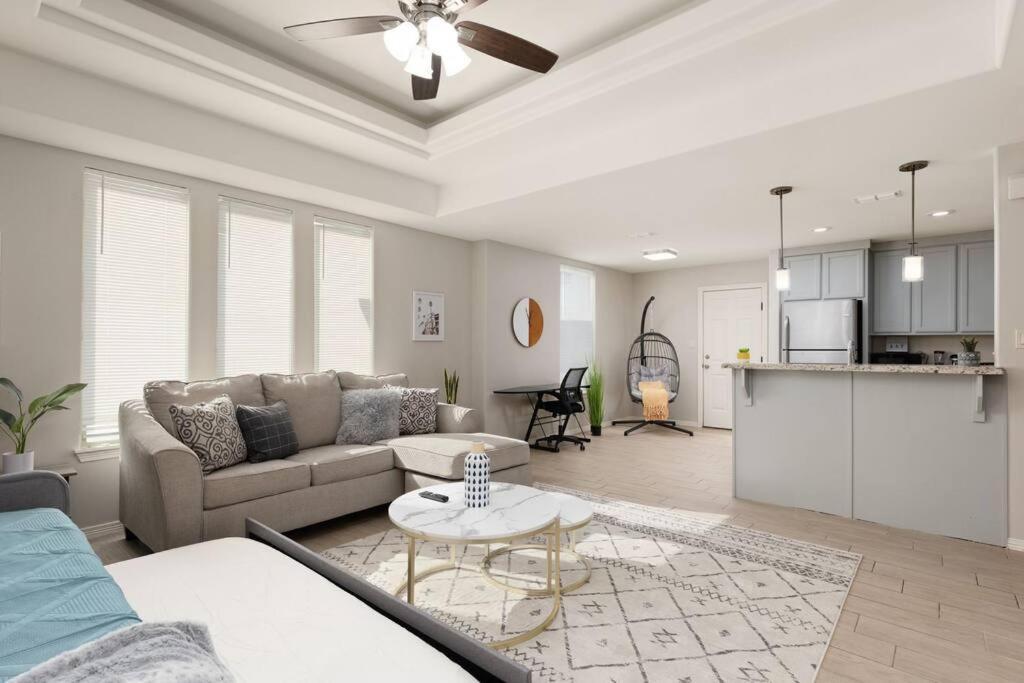 Cozy 3 Bed 2 Bath Apartment, Near Shopping Plazas, Expressway And Free Parking เอดินเบิร์ก ภายนอก รูปภาพ